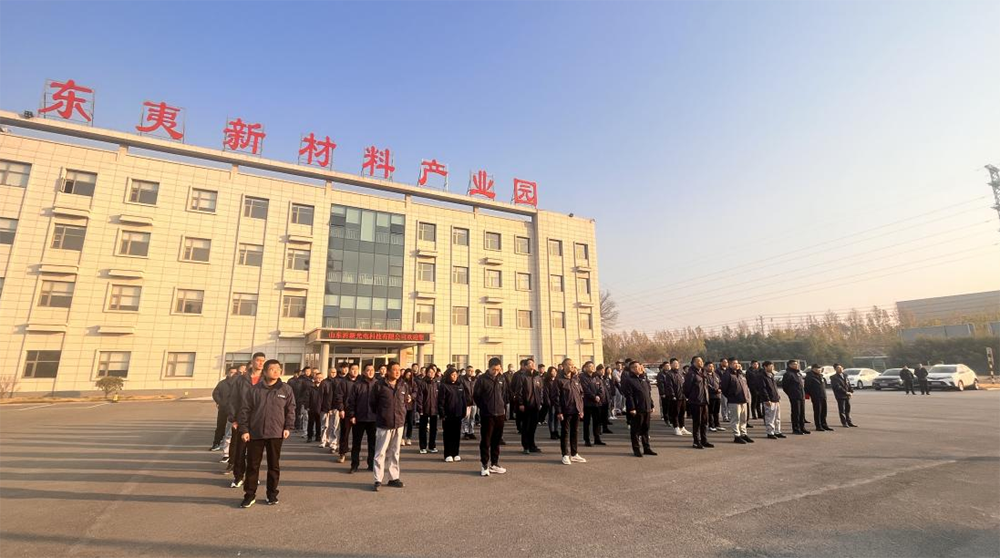 升旗仪式后，采购部优秀员工扈洪利.png